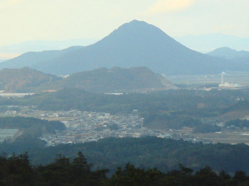 　　 류오야마 산 중턱에서 바라본 시가켄입니다. 멀리 보이는 둥근 산이 오우미 후지라고 하는 미카미야마 산입니다. 사진 중간 왼쪽이 가미토야마 마을입니다. 