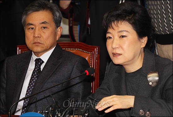 한나라당 박근혜 비상대책위원장이 2012년 1월 30일 오전 국회에서 열린 비대위 회의에 참석하고 있다. 왼쪽은 이상돈 비대위원.