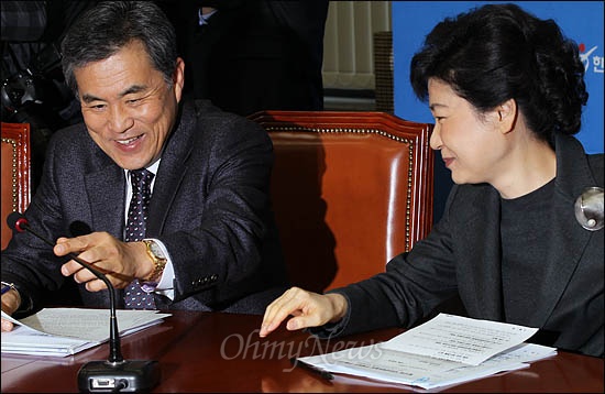 2012년 1월 30일 오전 한나라당 비상대책위원회 회의에서 이상돈 비대위원이 박근혜 위원장과 환담하며 마이크를 돌리고 있다. 