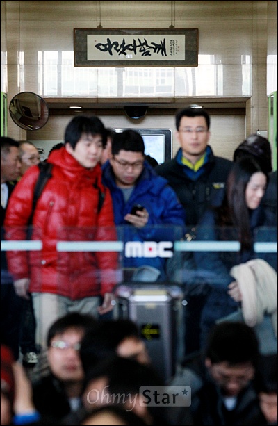  MBC노조 파업 첫날인 30일 오전 서울 여의도 MBC사옥 로비에서 조합원들이 노조파업출정식 참석하기 위해 로비로 모이고 있다.