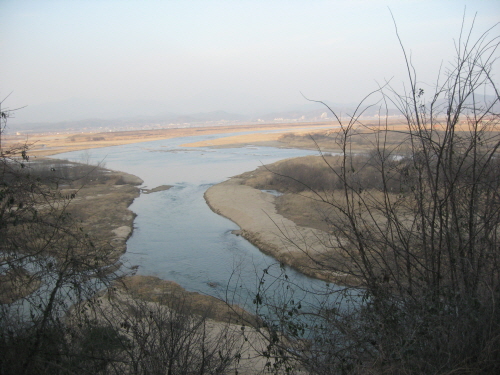 병산서원 위쪽 낙동강이 병산서원 방향으로 흘러 내려와 자연과 함께 어우러진다.