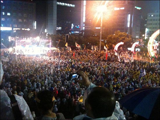 지난해 7월 부산역에 모인 1만 여명의 희망버스 참가자들.