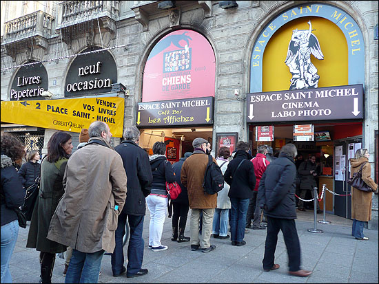 영화 <신하수인>이 상영되고 있는 파리 에스파스 셍 미셸 영화관에 줄 서서 표를 사는 관객들.