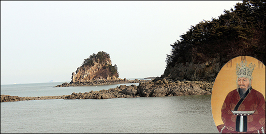 오른쪽의 동그란 사진은 경주 남산 통일전에 게시되어 있는 김유신 초상이다. 초상 뒤로 소야도가 보이고, 그 왼쪽으로 사진 중앙 지점에 아이스크림처럼 볼록 서 있는 작은 돌섬이 장군섬이다. 장군섬 맨 왼쪽에 사람처럼 보이는 바위가 서 있다. 그것이 장군바위이다. (하지만 장군섬, 장군바위의 '장군'은 김유신도 아니고 당나라의 소열이다.)