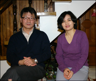 송영득(왼쪽), 오영경 동기동창 부부