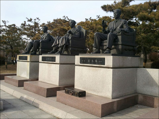 전주 덕진공원에 있는 '법조 3성' 동상. 왼쪽부터 김홍섭 판사, 김병로 대법원장, 최대교 검사