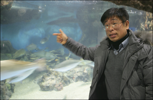 전남해양수산과학관에서 해설을 하고 있는 한정식씨. 그의 설명을 듣고 있으면 물고기의 생태가 보이기 시작한다.