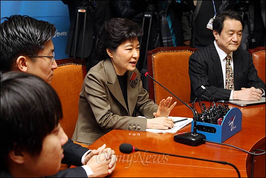 박근혜 한나라당 비상대책위원장이 2일 비대위 회의에서 정강·정책 및 당명 개정에 대해 "생각과 사람, 이름까지 바꾸게 된다면 한나라당은 완전히 새로운 당으로 거듭날 수 있게 될 것"이라고 말하고 있다.
