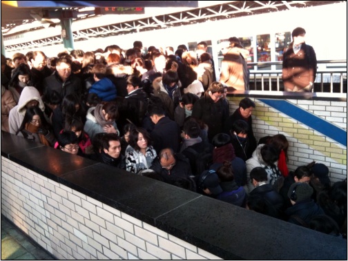 2일 9시경 서울역 지하철 고장으로 신도림에서 1호선과 2호선 환승객들이 몰려 올라오지도 내려가지도 못하고 있다.