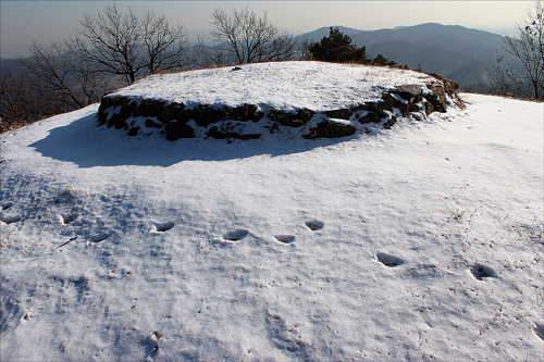 진천 태령산 정상에 축조되어 있는 김유신 태실 위로 하얗게 눈이 내렸다.