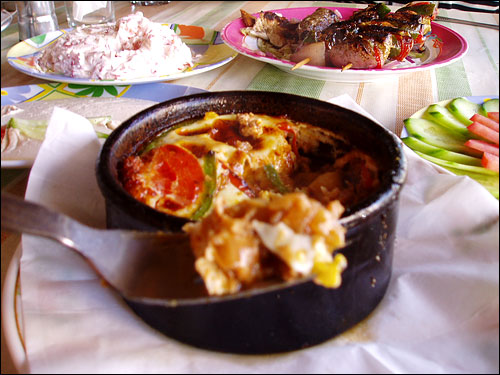 뜨거운 뚝배기 바닥에 다진 쇠고기를 깔고 토마토 소스와 계란을 풀어 덮어 오븐에 구은 이집트 최고의 음식. 우리 가족은 시와에 머무는 동안 하루 두끼를 샤크슈카만 먹었다. 