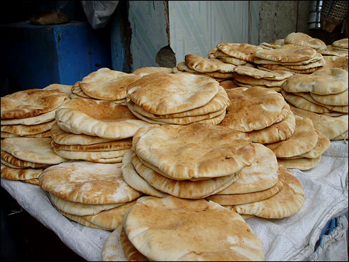 이집트 국민 음식, 에이쉬. 일명 걸레빵. 무슬림들이 식사를 할 때에 고기가 식지 않도록 에이쉬로 감싸기도 하고, 손에 묻은 기름기를 닦는 걸 보고, 중동붐이 일던 때 우리나라 사람들이 붙인 이름이라고 한다.