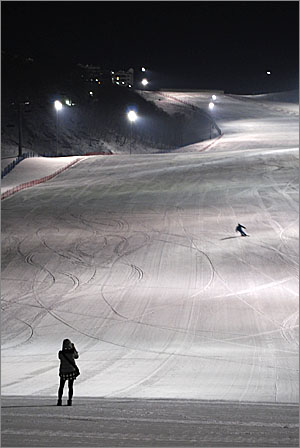 태백시 오투리조트 스키 활강장 밤 풍경.