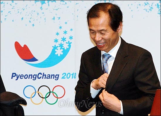 평창 동계올림픽 개최지인 강원도에서 최문순 도지사가 인사말을 마치고 단상아래로 내려오고 있다.