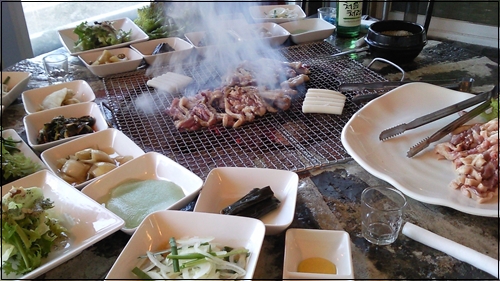  오리촌에서 내온 생오리 한 마리는 푸짐했다.