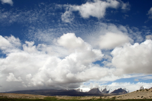 히말라야 산맥의 막내 시샤팡마. 아쉽게도 구름에 얼굴이 가려져있다.