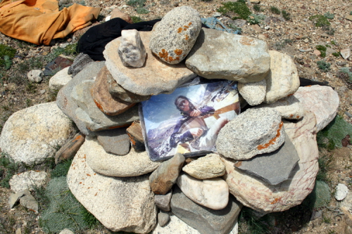 히말라야 산맥이 잘 보이는 한쪽에 돌을 쌓고 사진을 올려 놓았다. 