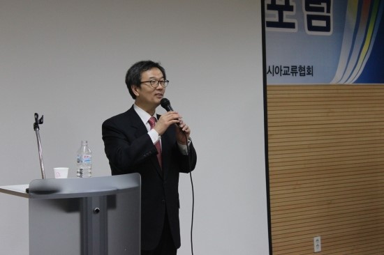 강연중인 이정희 한국외대 정치학 교수