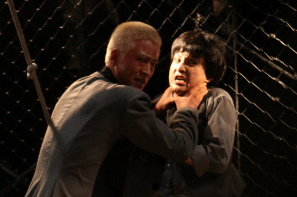 크레온이 안티고네가 죽자 분노하는 아들 하이몬(김현중 역)을 진정시키고 있다.   