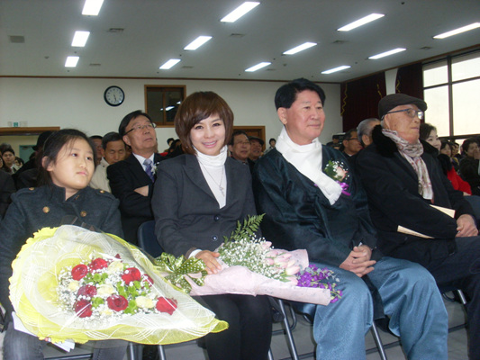 전북문협 제29대 정군수 회장 취임식  제29대 전북문협 회장 취임식장에서 정 신임 회장의 여동생인 인기가수 현숙씨와 정 회장 손녀가 나란히 앉아있다. 