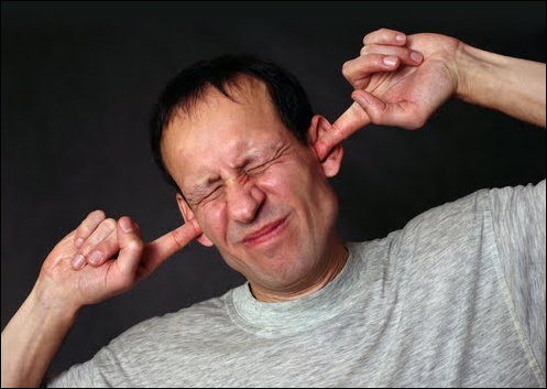  의학계에서는 90db이상의 소음에 장시간 노출될 경우 청각에 문제가 일어날 수 있다고 경고한다. 그런데 현재 시중에 유통되는 거의 모든 종류의 팝과 가요의 음원 음량(리마스터 볼륨)은 95∼100db를 오가는 경우가 대부분이다
