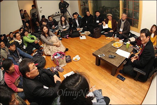 2월 1일 저녁 서울 서교동 마당집에서 열린 오마이뉴스 10만인클럽 사람도서관에 초대된 문성근 민주통합당 최고위원이 현실 정치에 뛰어들기까지의 이야기를 풀어내고 있다.