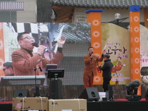 2012년 고구마축제에서 노래자랑 행사를 진행 중인 꺼벙이 김기철