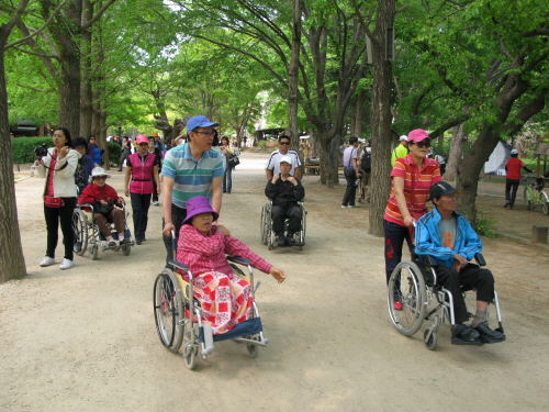 2011년 5월 남이섬으로 떠난 여주군지체장애인 소풍에 참여한 꺼벙이 김기철, 오른쪽의 사람은 그의 부인이다.