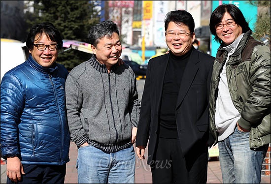 99%를 위한 총선 점령 프로젝트(www. 99win.kr)로 포지티브 선거운동을 시작한 '목 짧은 4인방' 조경민, 김민영, 김혁, 이원영씨.