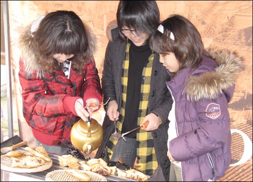 붕어빵 만들기. 아이들도 재밌게 즐기는 겨울체험 가운데 하나다.