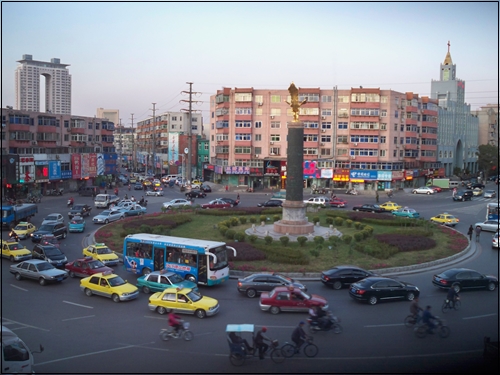 지난해 9월, 방문했던 중국 랴오닝(요녕)성 진저우(금주)시. 인력거, 자전거, 택시, 버스 등이 보인다.