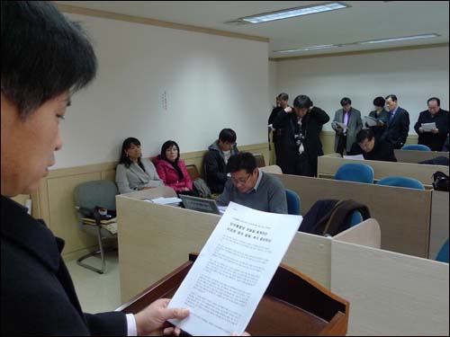 김헌 예비후보가 영장실질심사를 받는 지난 6일 오전 같은 시각에 김헌 선거사무소 사무책임자가 대신 기자회견을 통해 대신 입장을 밝히고 있다.
