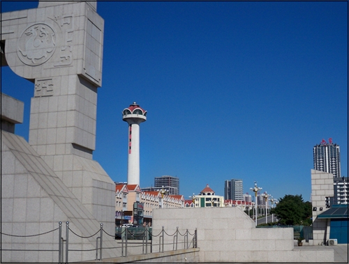 중국 랴오닝(요녕)성 진저우(금주)시에 위치한 진저우항구, 바다 쪽에서 바찍은 사진. 입구에 고구려를 상징하는 삼족오가 새겨져 있다. 이곳 진저우항은 중국의 발해만에 자리하고 있다. 