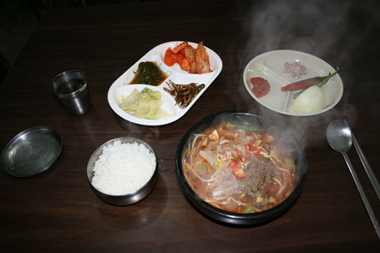 뚝배기에 따뜻하게 담아낸 국밥 한 그릇에는 우리네 삶이 진득하게 녹아있다. 
