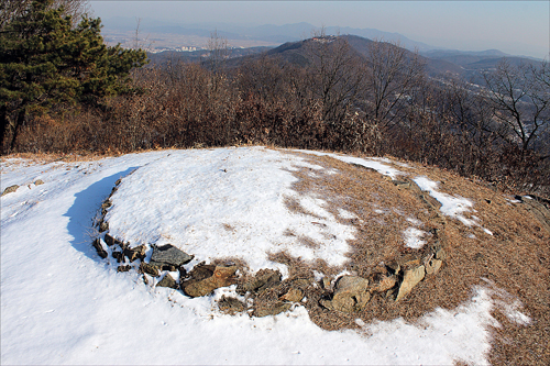 눈이 남아 있는 김유신 태실 멀리 진천읍이 보인다.