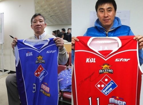  2011 KBL 레전드 올스타전 유니폼 경매에 참가한 허재 감독(왼쪽)과 이상민