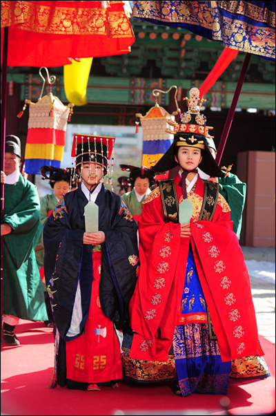  지난 7일, <옥탑방 왕세자>의 어린 세자역 최원홍 군과 세자빈역 김소현 양이 경희궁에서 성대한 궁중혼례를 올리는 장면을 연기했다. 