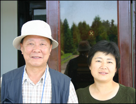 박경심(오른쪽) 시인과 함께(이 사진은 오영재 시인이 셔터를 눌렀다)