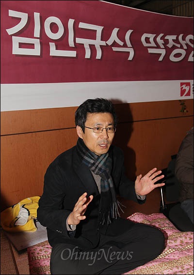 KBS 새 노조의 엄경철 전 위원장이 8일 오전 KBS 신관 로비의 농성 천막에서 오마이뉴스와 인터뷰하고 있다.