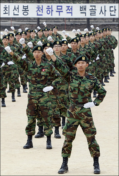 2011년 11월 4일 강원도 철원군 육군 제3사단 신병교육대에서 열린 신병수료식에서 훈련병들이 백골구호를 제창하고 있다. 