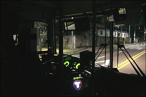 마을버스는 시내버스, 지하철 등 대중교통의 '입, 출구'역할을 한다. 따라서 업무시간도 새벽 4시 대로 상당히 이른 편이다.