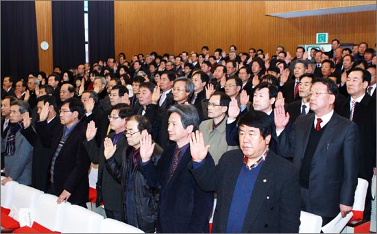 '대전 시내 초중고 교장단' 은 8일 오후 대전교육과학연구원 대강당에서 '학교폭력 추방 결의대회'를 개최했다.