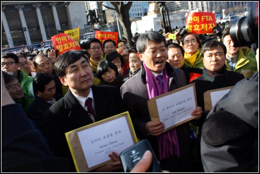 민주통합당 이종걸, 정범구 의원과 통합진보당 김선동 의원이 8일 한미FTA발효중단 촉구 서한을 전달하기 위해 미 대사관으로 가고 있다. 
