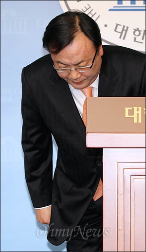박희태 국회의장이 9일 오전 국회 대변인을 통해 국회의장직 사퇴의사를 밝혔다. 한종태 국회 대변인이 박 의장의 사퇴 입장을 발표하기 앞서 고개숙여 인사하고 있다.