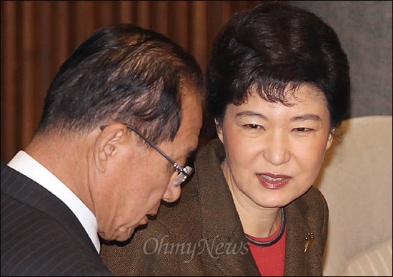 새누리당 박근혜 비상대책위원장이 9일 국회 본회의장에서 황우여 원내대표와 얘기를 나누고 있다.