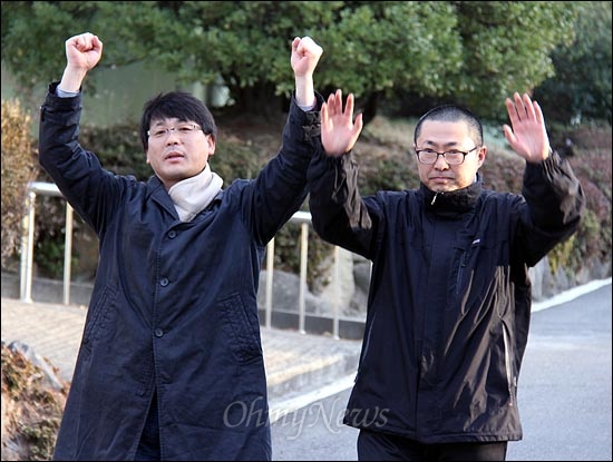 '희망버스'를 기획했던 송경동 시인과 정진우씨가 구속 87일만인 9일 보석 결정을 받고서 부산구치소를 나오면서 손을 들어 인사하고 있다. 