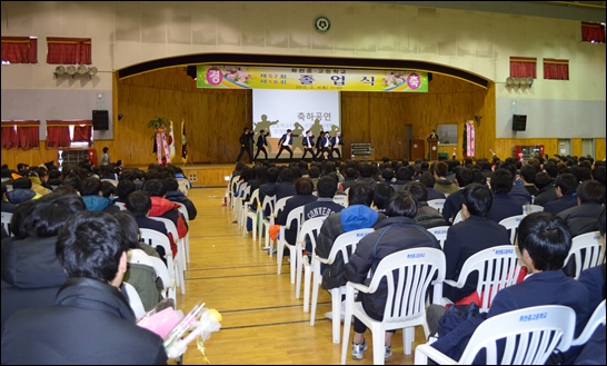 화천중.고교 졸업식장에서 이네이트 공연