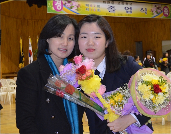 윤혜옥 화천고등학교 학생부 선생님(좌측)