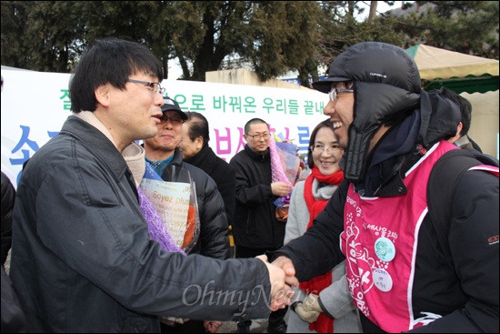 희망버스 송경동 시인이 구속 87일만인 9일 오후 부산구치소에서 출소한 뒤, 이창근씨와 인사를 나누고 있다.
