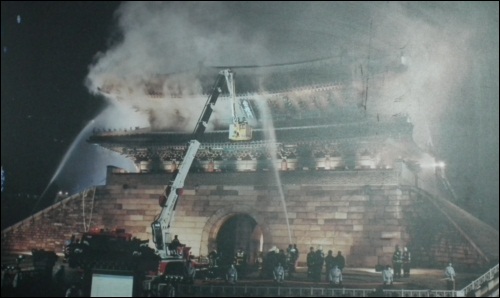 2008년 2월 10일, 숭례문 화재 현장입니다. 접근성을 높인다며 숭례문에 사람들이 쉽게 다가서게 해놓고 대책은 마련하지 않은 어떤 분 덕에 국보 제1호 숭례문이 화재로 소실되었습니다. 